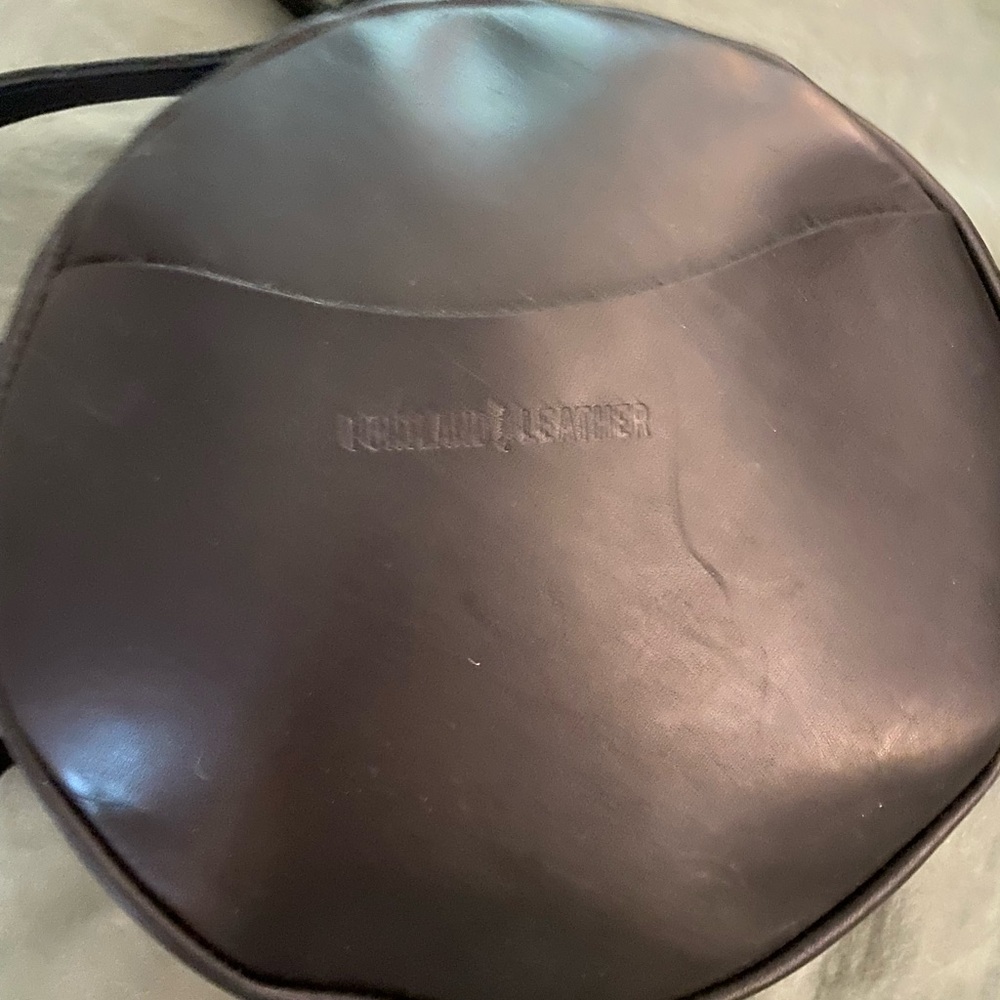 Elegant Black Circle Crossbody Bag - Picture 4 of 5